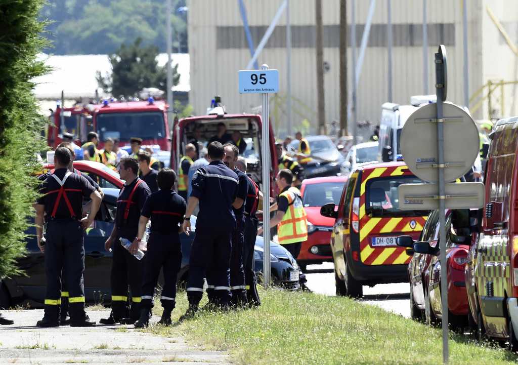 Tűzoltók, mentők, kommandósok Saint-Quentin-Fallavier-ben, a célba vett gázgyár előtt FOTÓ: AFP