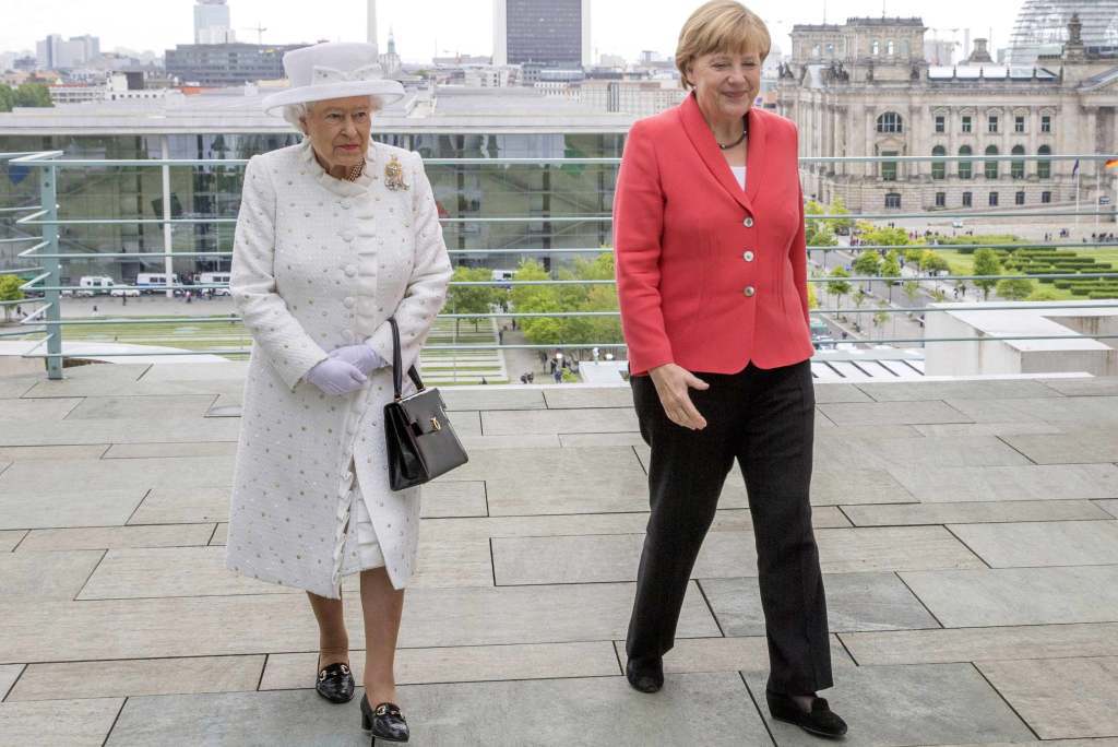 Merkel: egyszínű, sötét nadrág és egy blézer – Erzsébet: kifogástalantradicionális, konzervatív elegancia