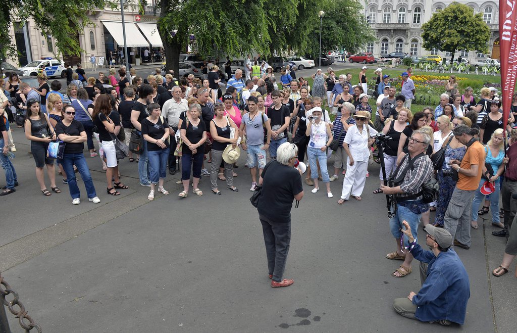 Az Őszintén az Egészségügyről Akciószövetség demonstrációjának résztvevői a belvárosi József nádor téren 2015. július 1-jén. MTI Fotó: Máthé Zoltán