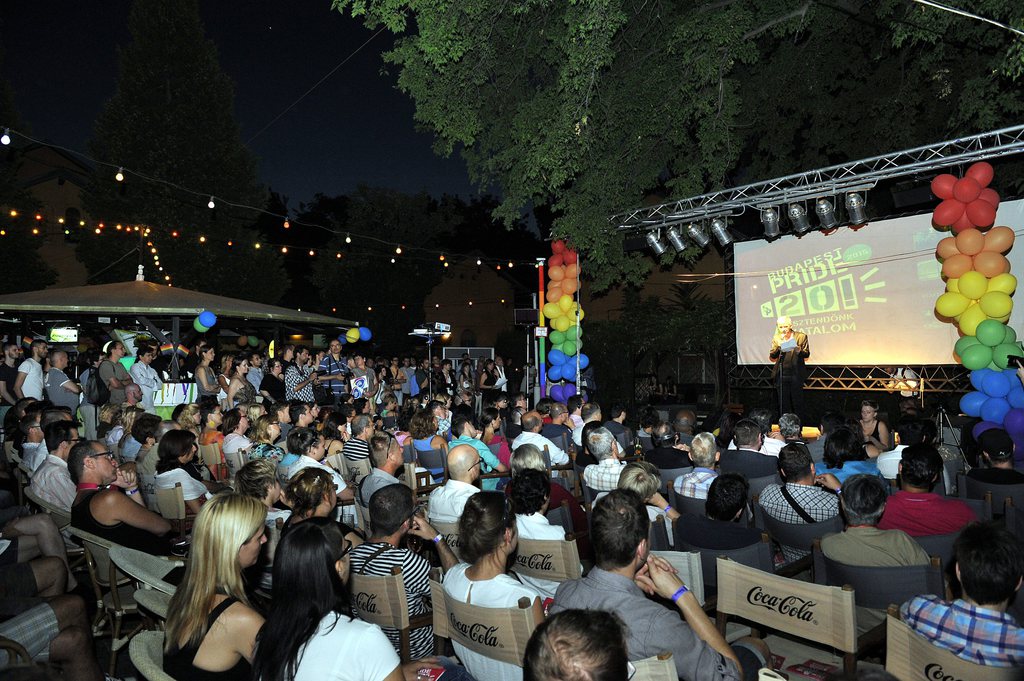 Résztvevők Alföldi Róbert színész, rendező beszédét hallgatják a 20. Budapest Pride Fesztivál megnyitóján a Margitszigeten, a Holdudvar szórakozóhelyen 2015. július 3-án. MTI Fotó: Kovács Tamás