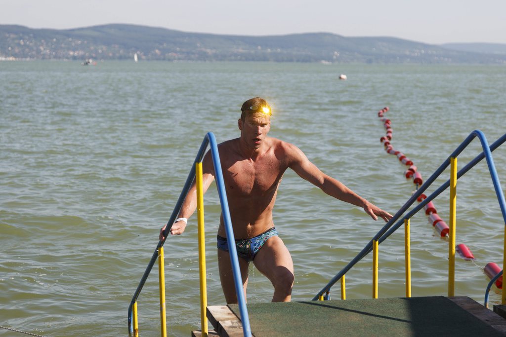 Papp Márk debreceni úszó, a Révfülöpről indult Balaton-átúszás győztese beérkezik a célba Balatonbogláron 2015. július 4-én. MTI Fotó: Varga György