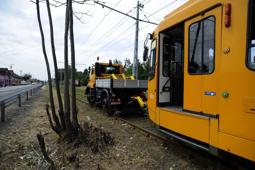 Sínautó vontat egy villamost Budapesten, a XI. kerületi Határ úton. MTI Fotó: Mihádák Zoltán
