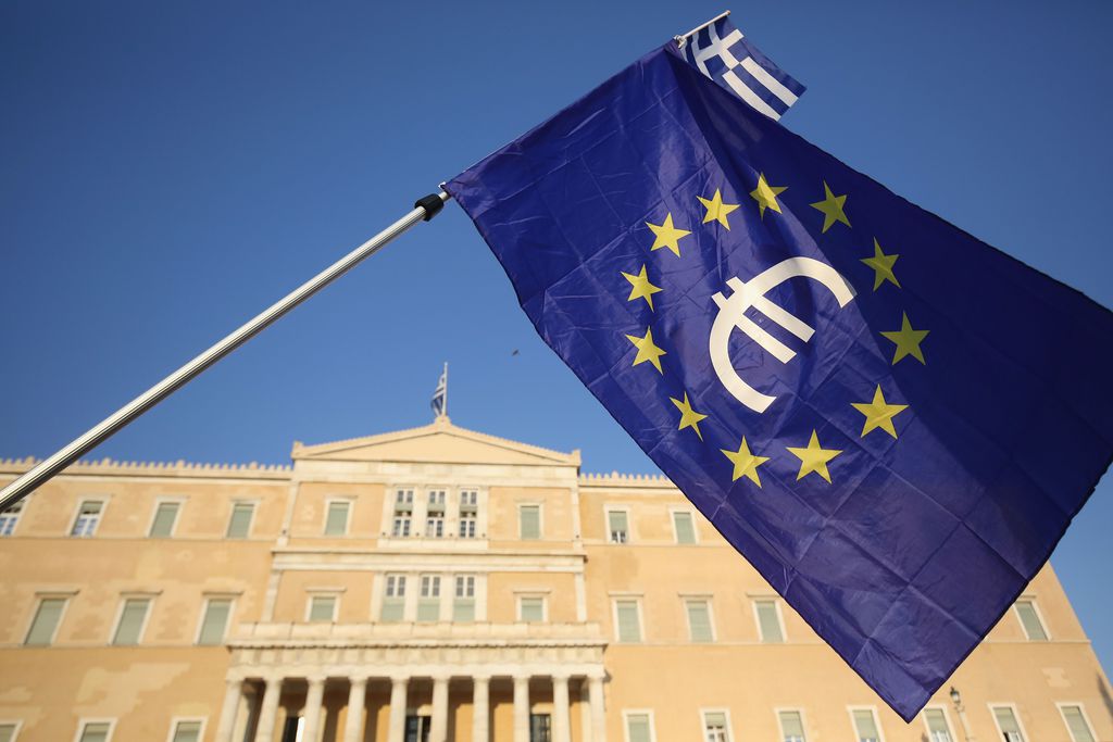 Uniós zászló az athéni parlament előtt – Görögország euróövezeti tagsága volt a tét a brüsszeli euróövezeti csúcson FOTÓ: EUROPRESS/GETTY IMAGES/CHRISTOPHER FURLONG
