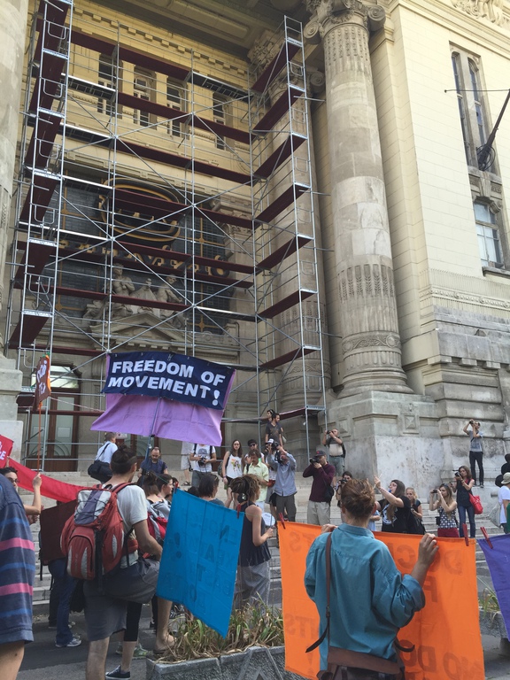 A Szabadság téren, a volt MTV székház előtt vezetett az út a Parlament felé Fotó: Népszava