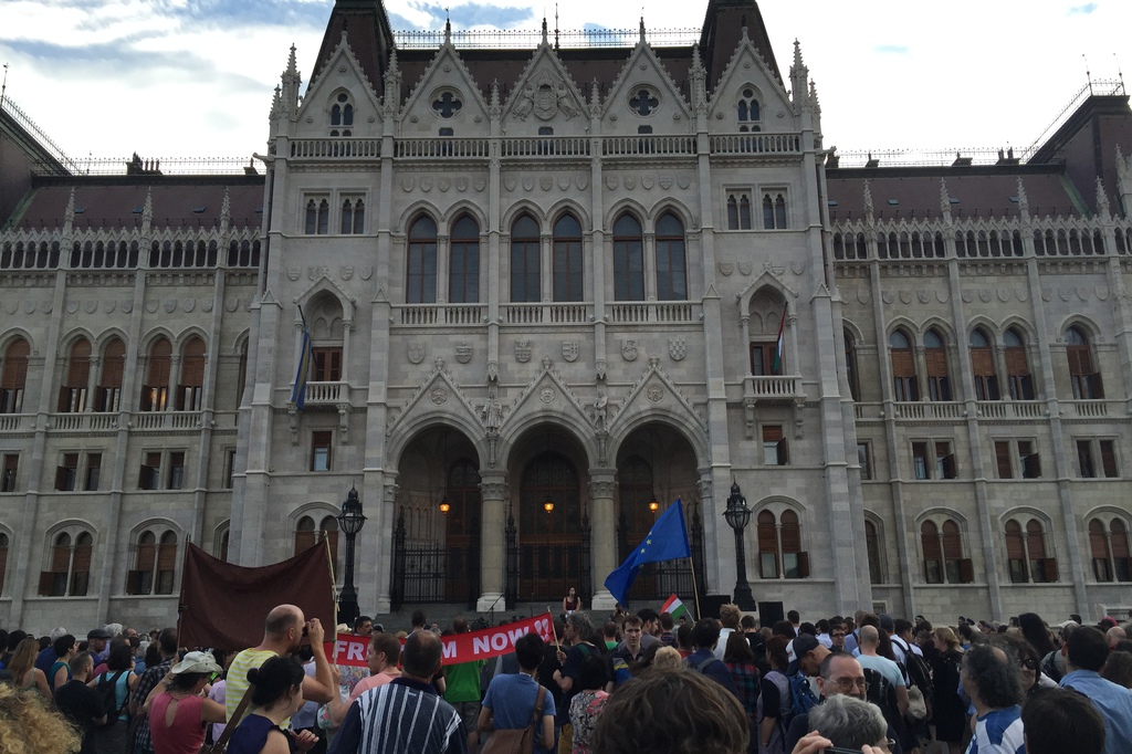 Megérkeztek a Kossuth térre a tüntetők Fotó: Népszava