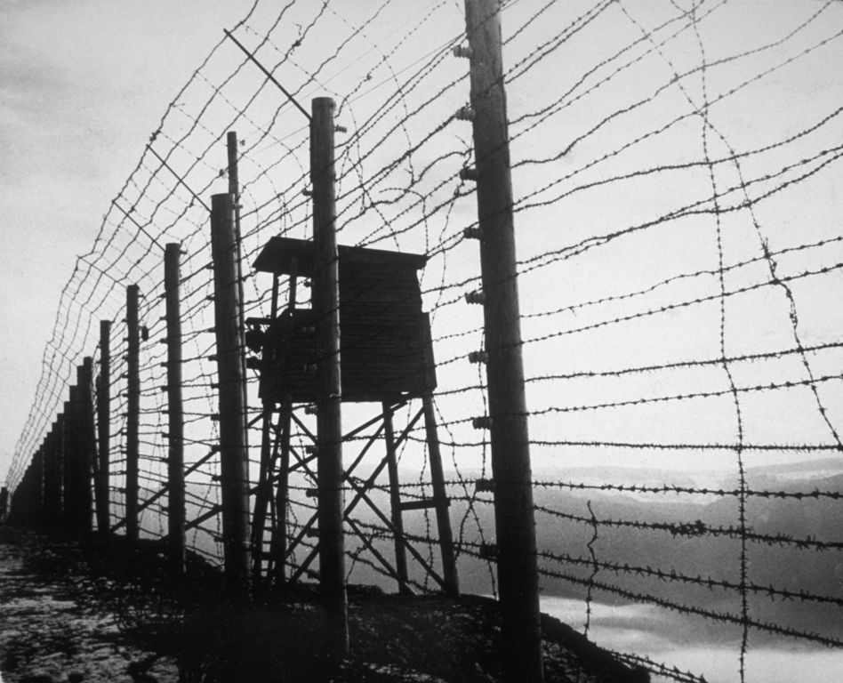 Milyen jó kis kerítésecske, ugye? Jól bevált a koncentrációs táborban, Auschwitzban is. Fotó: Three Lions / Getty Images