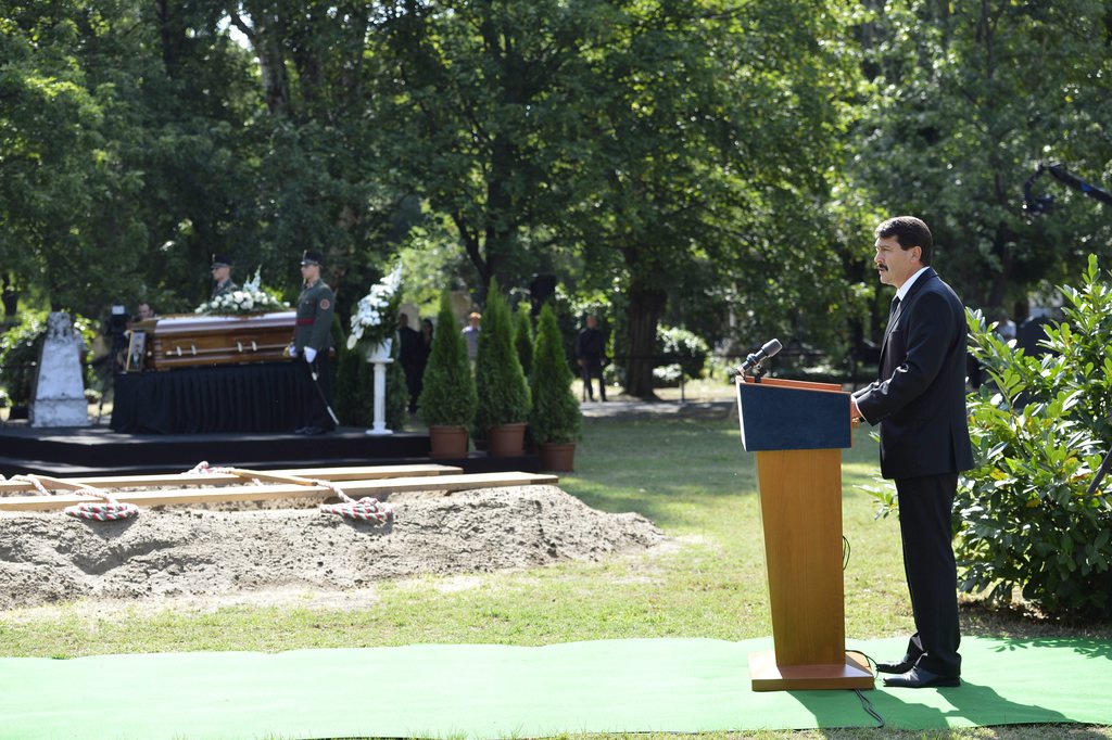  Áder János köztársasági elnök beszédet mond Szabad György akadémikus, az Országgyűlés 1990 és 1994 közötti elnöke temetésén a Fiumei úti sírkertben 2015. július 21-én. MTI Fotó: Illyés Tibor