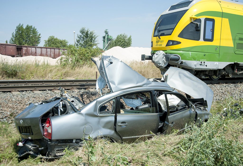  Személyautó roncsa egy vonat mellett, amellyel összeütközött Csornán 2015. július 23-án. Az autóban utazó négy ember, köztük egy gyermek életét vesztette. MTI Fotó: Krizsán Csaba