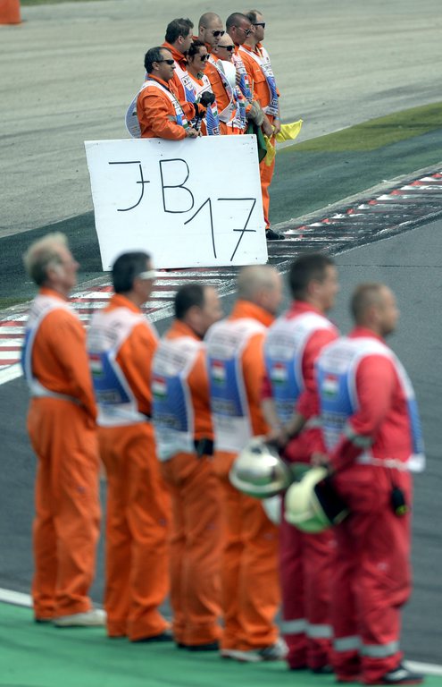 A 2015. július 18-án elhunyt Jules Bianchi Forma-1-es pilótára emlékeznek a Forma-1-es autós gyorsasági világbajnokság 30. Magyar Nagydíján a mogyoródi Hungaroringen július 26-án. MTI Fotó: Kovács Tamás