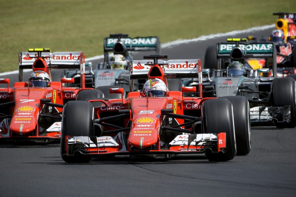 Az élen Sebastian Vettel, a Ferrari csapat német versenyzője, mögötte csapattársa a finn Kimi Räikkönen (b), a világbajnoki címvédő Lewis Hamilton, a Mercedes csapat brit versenyzője (b2) és csapattársa a német Nico Rosberg a Forma-1-es autós gyorsasági világbajnokság 30. Magyar Nagydíján a mogyoródi Hungaroringen 2015. július 26-án. MTI Fotó: Czeglédi Zsolt