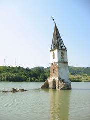 2009-ben még állt a katolikus templom tornya.