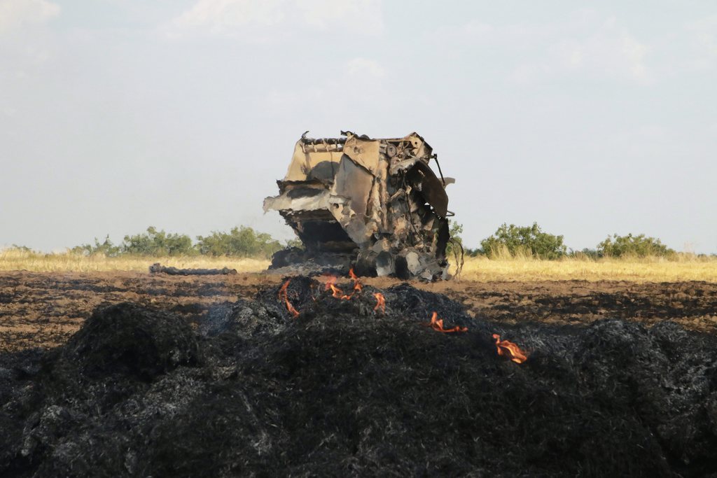 Kiégett bálázógép a Veszprém megyei Nemesvámos határában, ahol másfél hektáron lángra kapott a tarló és az aljnövényzet 2015. augusztus 10-én. MTI Fotó: Nagy Lajos