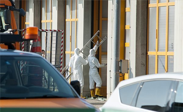 Nyomozók védőruhában az osztrák autópálya-kezelő társaság telepének garázsánál. MTI FOTÓ: Krizsán Csaba