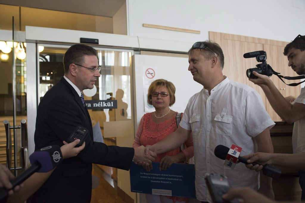 Kaleta Gábor sajtófőnök átveszi a tüntetők petícióját. MTI Fotó: Kallos Bea
