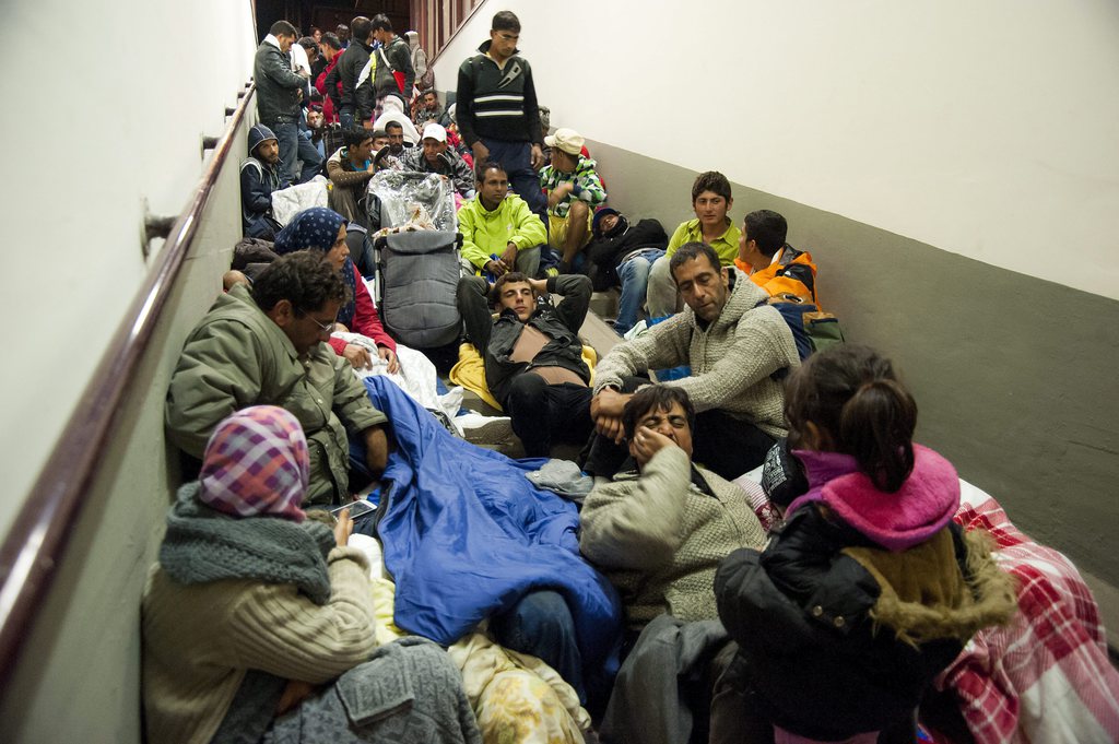  A vámosszabadi befogadó állomásról induló, Nyugat-Európába tartó menekültek Károlyházán várnak a Hegyeshalom irányába haladó vonatokra 2015. szeptember 5-én. MTI Fotó: Krizsán Csaba