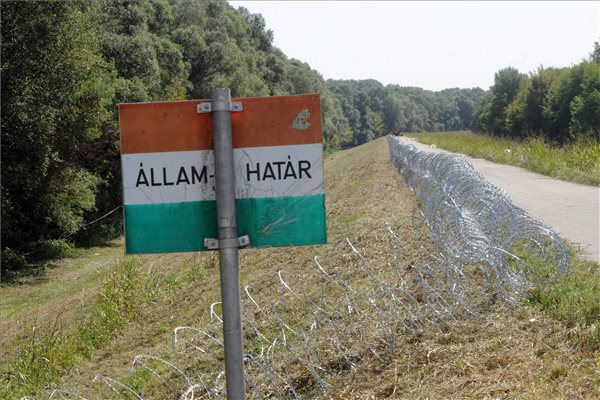 A hirtelen felhúzott drótakadály a magyar-horvát határon. MTI FOTÓ: Lendvai Péter