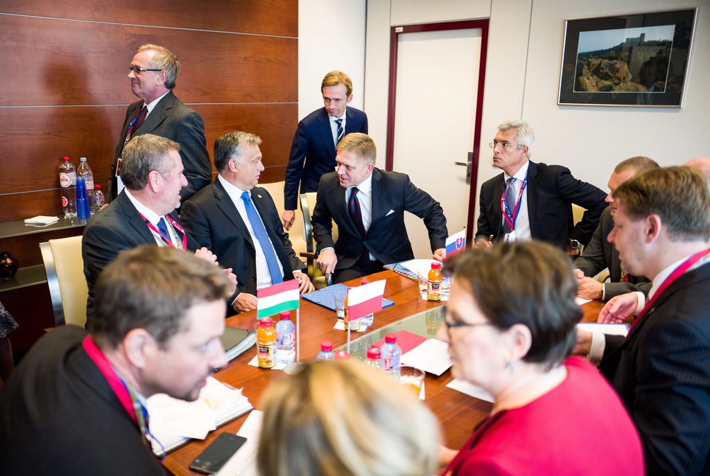 Orbán Viktor magyar (b2) és Robert Fico szlovák miniszterelnök (b3) az uniós tagállamok állam- és kormányfőinek a migránsválság ügyében összehívott rendkívüli csúcstalálkozója előtt tartott V4-es egyeztetésen. Az előtérben Ewa Kopacz lengyel kormányfő (j2). MTI Fotó: Miniszterelnöki Sajtóiroda/Kobza Miklós