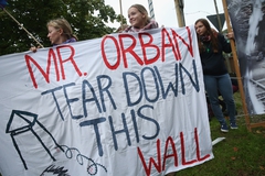 Orbán-ellenes tüntetés volt Bajorországban, miközben tanácskozott a CSU tartományi frakciója FOTÓ: EUROPRESS/GETTY IMAGES/SEAN GALLUP