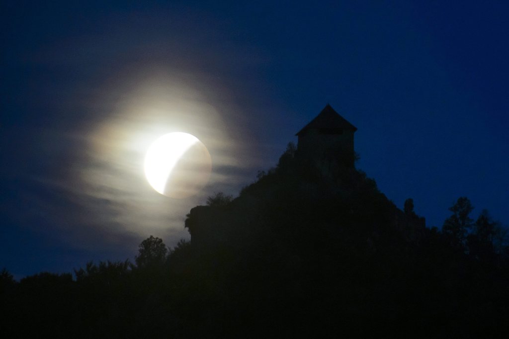 Teljes holdfogyatkozás Salgótarján Salgóbánya városrészéből, faágak közül fotózva 2015. szeptember 28-án. MTI Fotó: Komka Péter