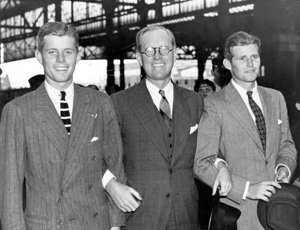 1938 - Joseph Patrick Kennedy és fiai: John Fitzgerald Kennedy és Joseph Patrick Kennedy, aki egy repülő balesetben halt meg a második világháborúban. Fotó: Fox Fotók / Getty Image)
