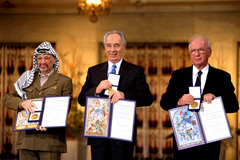 Jasszer Arafat palesztin vezető, Simon Peresz izraeli külügyminiszter és Jichak Rabin izraeli kormányfő  Fotó: Getty ImagesHulton Archívum 