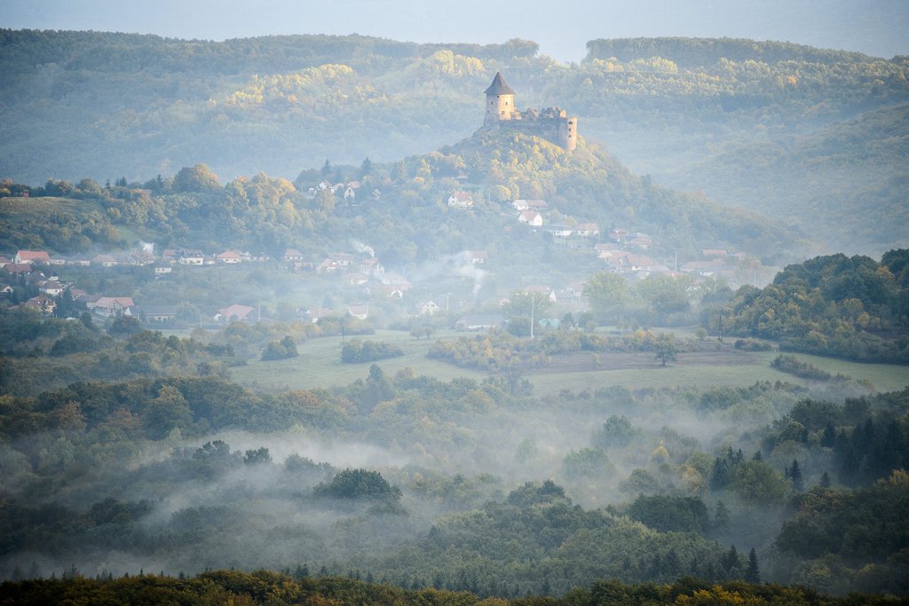 Köd a somoskői vár közelében 2015. október 18-án. MTI Fotó: Komka Péter