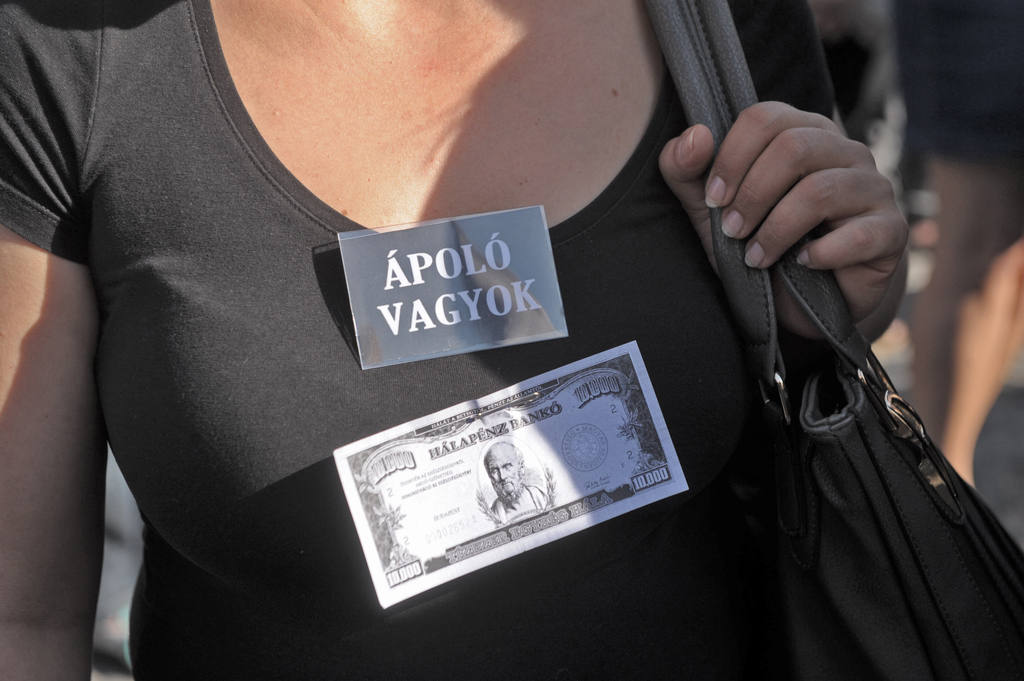 Fekete pólóban, „hálapénzbankóval” FOTÓ: TÓTH GERGŐ