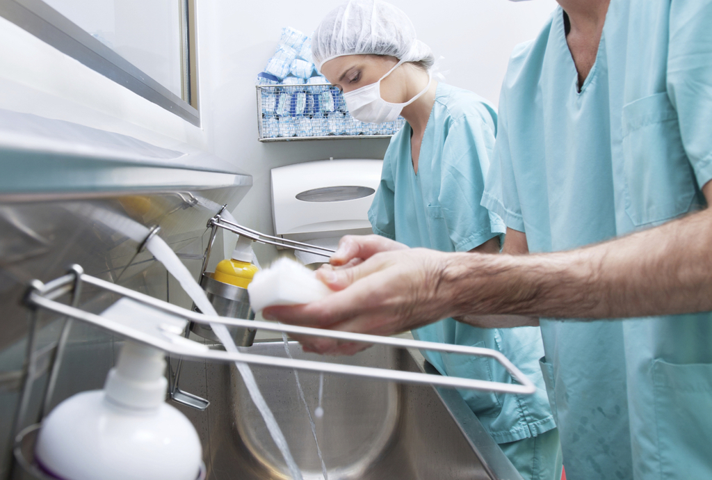 A kórházi fertőzések több mint 50 százalékát meg lehetne akadályozni azzal, hogy az egészségügyi alkalmazottak alkoholos fertőtlenítőszerrel kezet mosnának a betegek kezelése előtt FOTÓ: THINKSTOCKS
