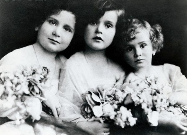 A képen: Magda Gabor, Zsa Zsa Gabor és Eva Gabor
