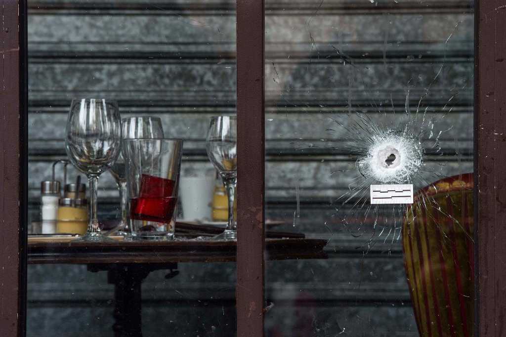 A kávéházra leadott lövedéknyomok emlékeztetnek a merényletre FOTÓ: EUROPRESSS/GETTY IMAGES/DAVID RAMOS