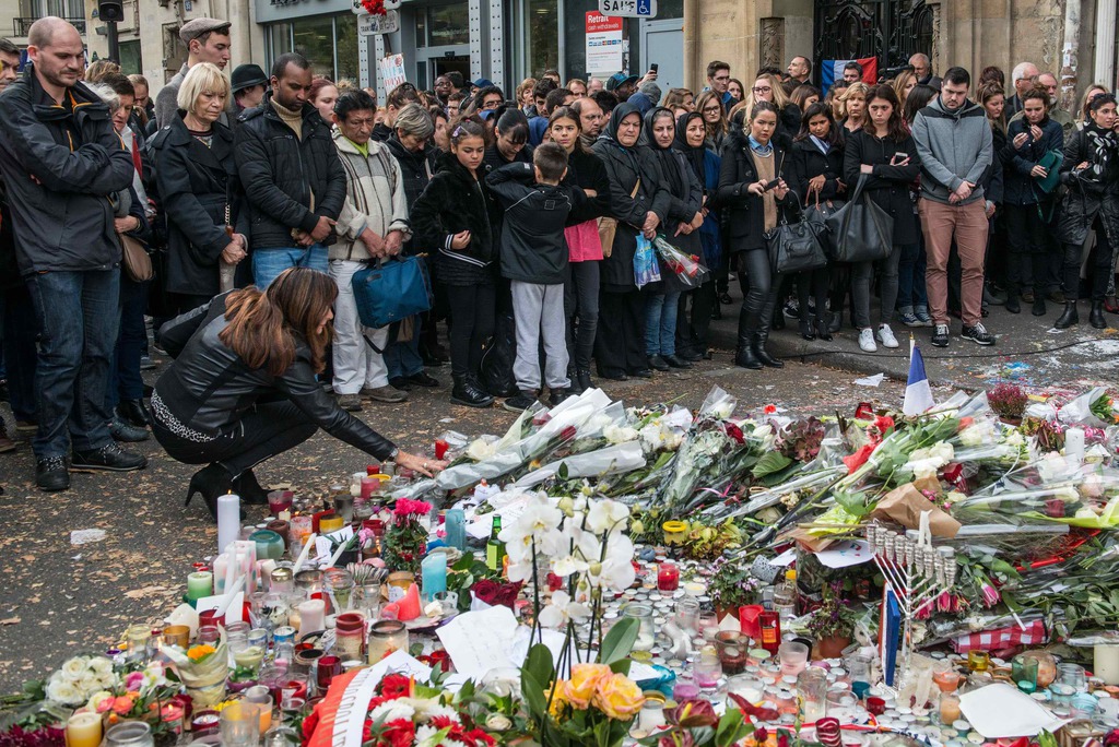Világszerte egyperces csenddel emlékeztek tegnap a merényletsorozat áldozataira: Párizsban gyászolók és virágok az egyik helyszínen FOTÓ: EUROPRESS/GETTY IMAGES/DAVID RAMOS