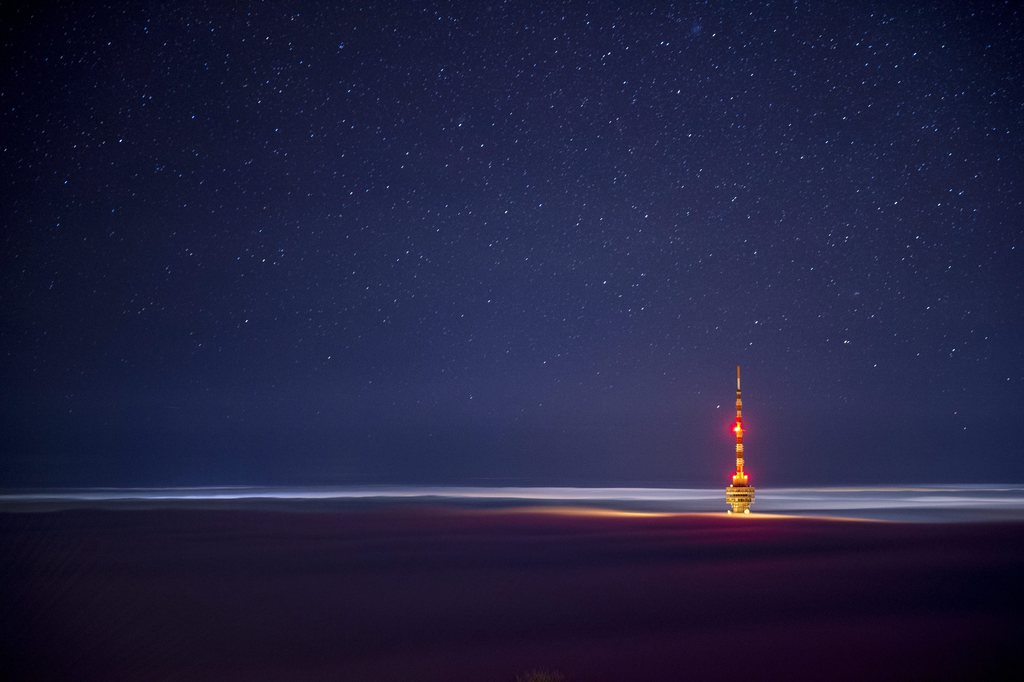 A pécsi tv-torony ködben a Tubesről fotózva 2015. december 7-én. MTI Fotó: Sóki Tamás