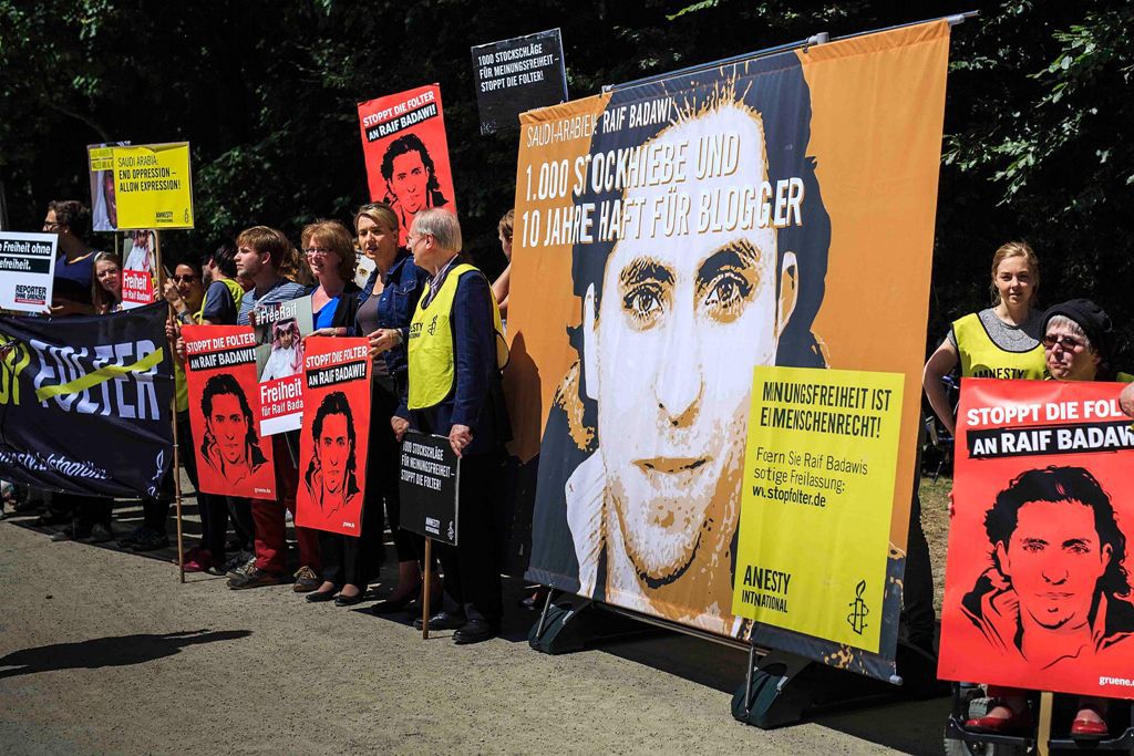 Tiltakozók a szaúdi nagykövetség előtt Berlinben. Világszerte tüntettek Raif Badawi szabadon bocsátásáértFOTÓ: EUROPRESS/GETTY IMAGES/CARSTEN KOALL