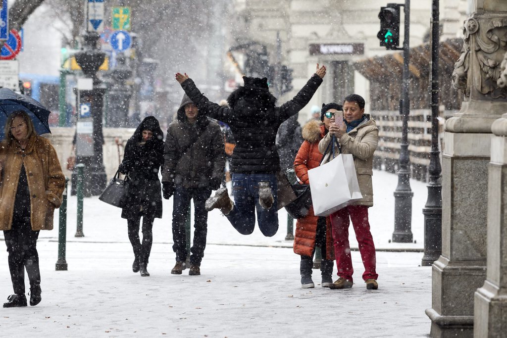 Turisták fényképezik egymást a hóesésben az Andrássy úton MTI Fotó: Szigetváry Zsolt
