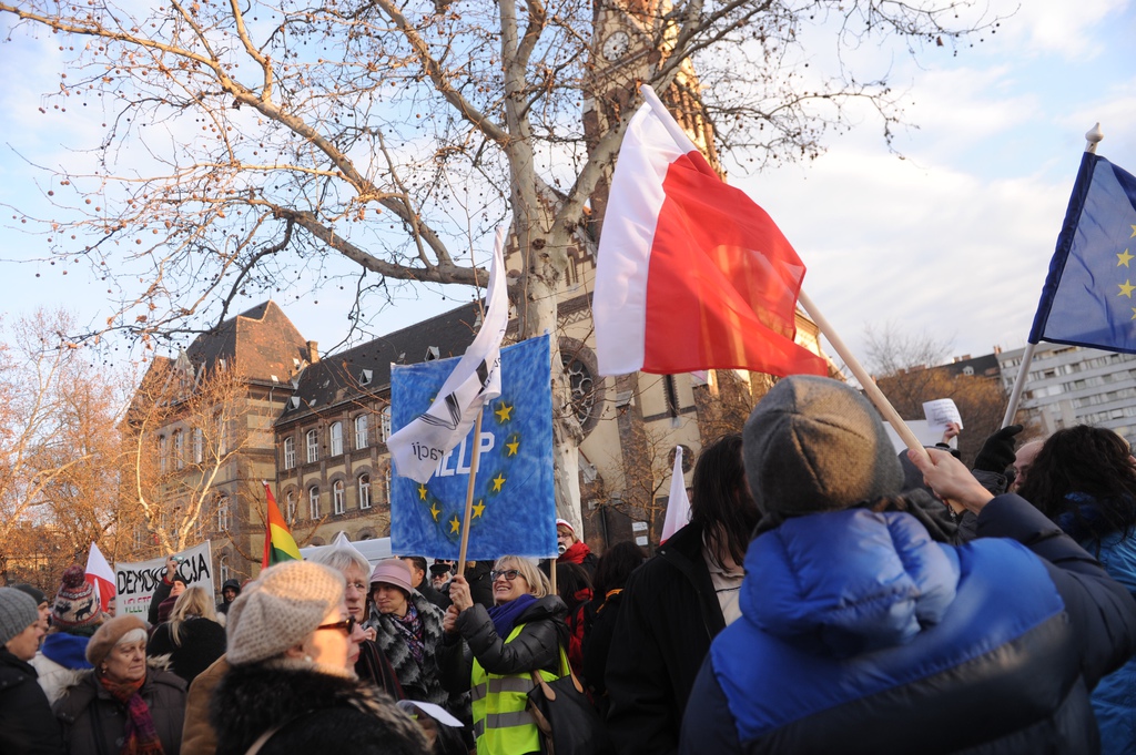 EU-párti és lengyel–magyar kormányellenes tüntetés volt szombaton a budapesti lengyel nagykövetség előtt FOTÓ: TÓTH GERGŐ