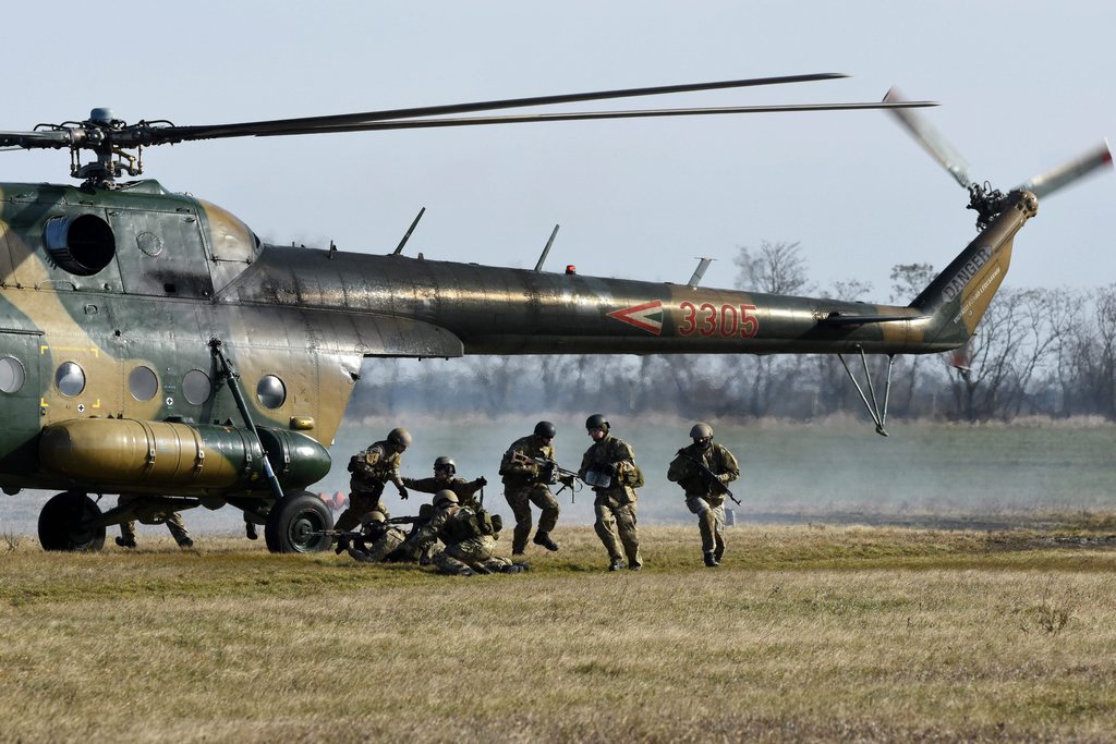 A különleges műveleti erők katonáinak helikopteres dinamikus bemutatója. 