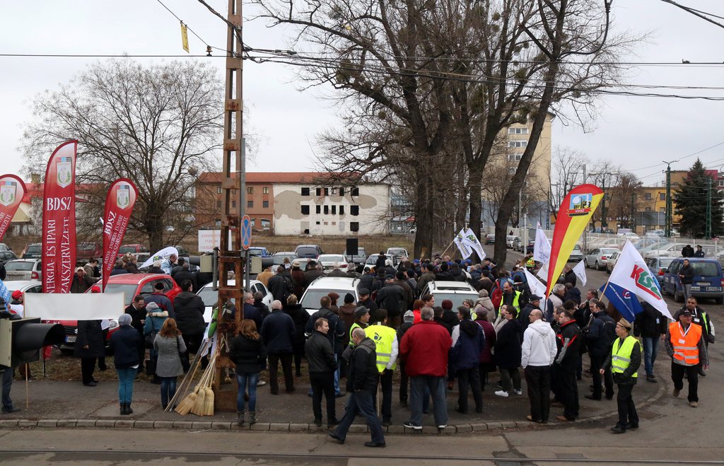 A közlekedési szakszervezetek február 3-án tartottak demonstrációt a Miskolc Városi Közlekedési Zrt. telephelyénél MTI Fotó: Vajda János