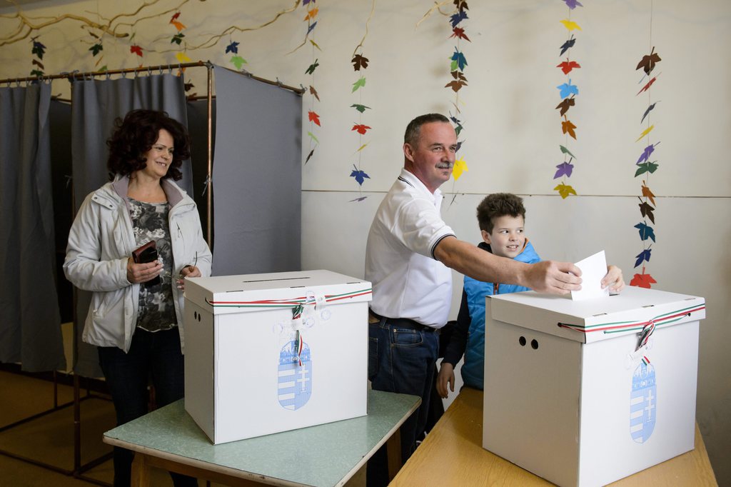Fekete Zsolt, az MSZP, a Demokratikus Koalíció és a Tarjáni Városlakó Egyesület polgármesterjelöltje leadja szavazatát felesége, Számel Edina és fia, Bálint társaságában. MTI Fotó: Komka Péter