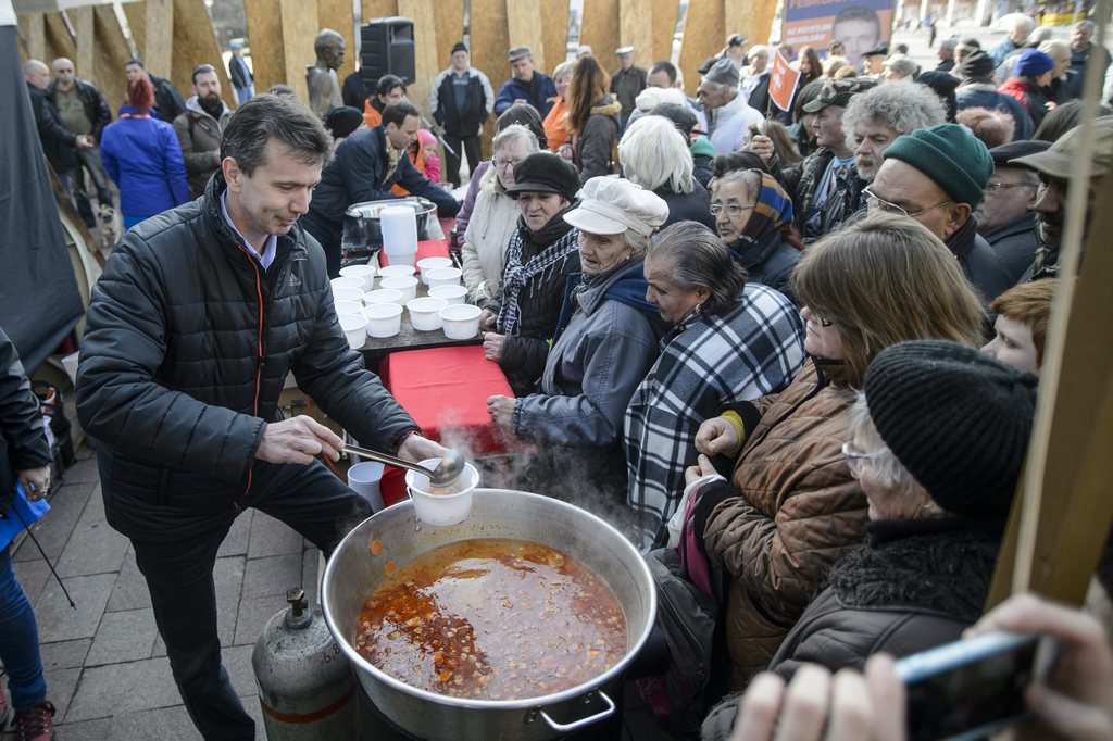 Simon Tibor (Fidesz-KDNP) kampányzáró rendezvényén ételt osztott a szegényeknek. MTI Fotó: Komka Péter