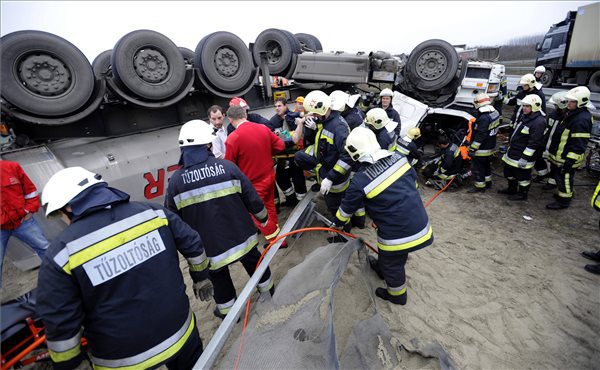 A mentők elviszik a megsérült sofőrt az M0-s autóút M3-as autópálya felé vezető oldalán Gyál közelében történt baleset helyszínéről, ahol felborult egy homokot szállító kamion 2014. január 8-án. MTI Fotó: Mihádák Zoltán