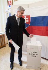 Bugár Béla szavaz MTI Fotó: Krizsán Csaba