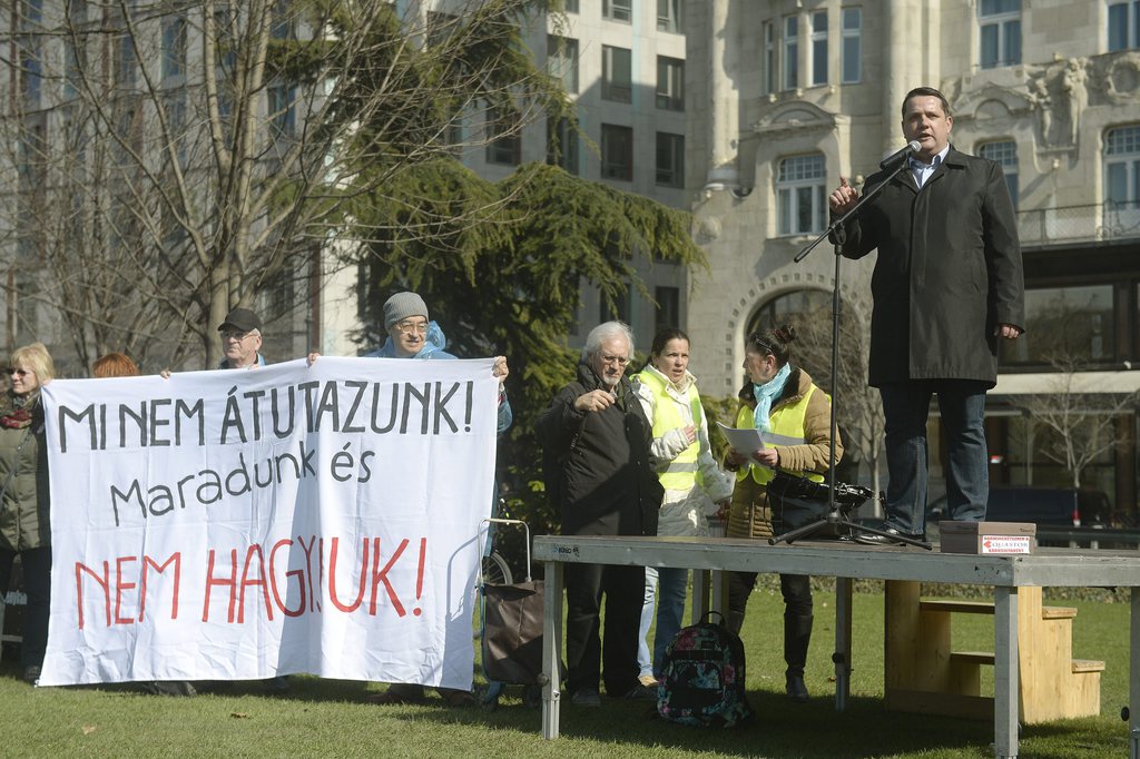 Szakács László, az MSZP országgyűlési képviselője beszél a tüntetésen. MTI Fotó: Bruzák Noémi
