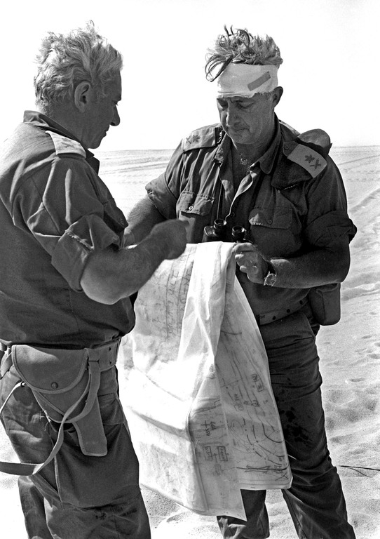 Ariel Saron bekötött fejjel a Sínai félsziget térképét nézi 1973. október 17-én, a Jom Kippur-i háborúban. Fotó: Yossi Greenberg/GPO/Getty Images