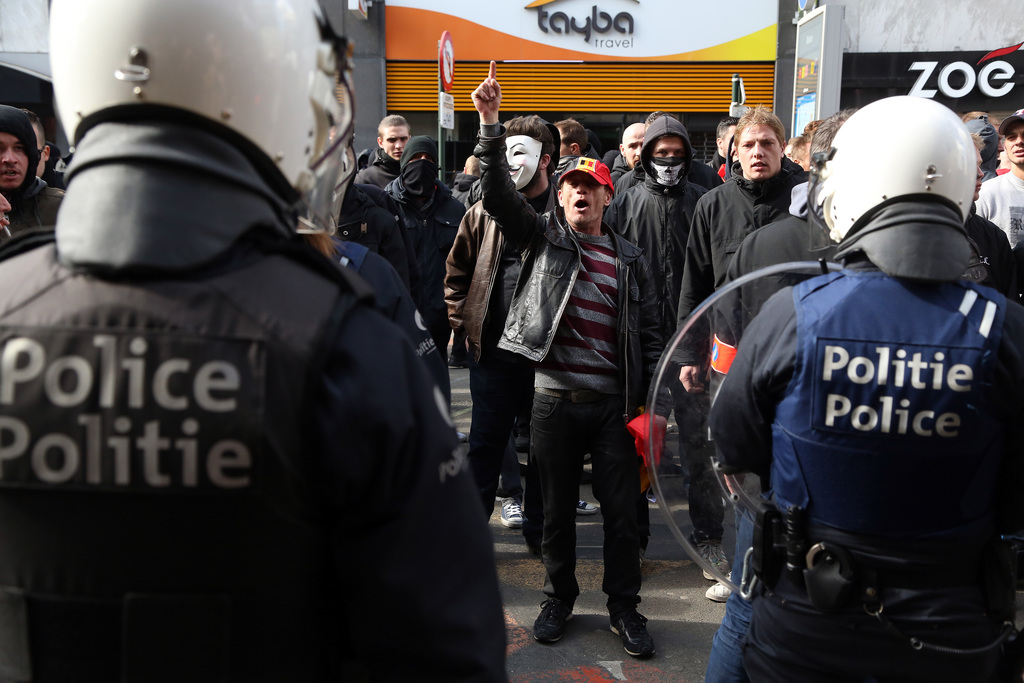 Kiszorította a rendőrség a szélsőjobboldali randalírozókat a brüsszeli tőzsde előtti térről FOTÓ: EUROPRESS/GETTY IMAGES/ADAM BERRY