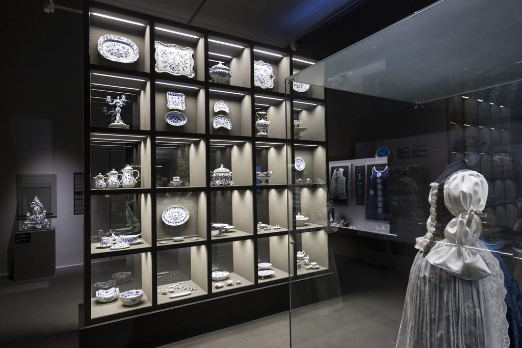 Meisseni porcelánok és egy 18. századi, magyarországi női díszruha 