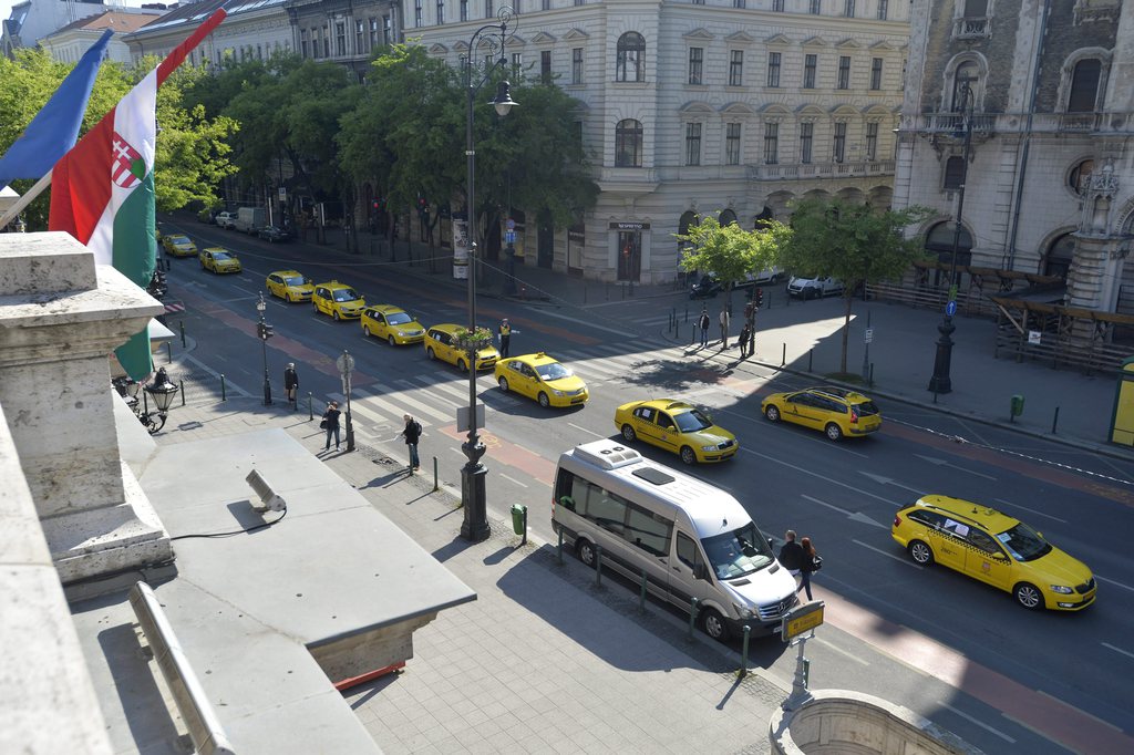 A demonstráló taxis szervezetek konvoja halad az Operaház előtt - MTI Fotó: Máthé Zoltán