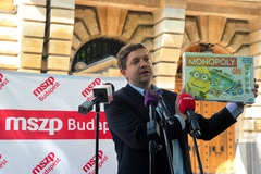 Tóth Bertalan egy korábbi tüntetésen bemutatta a Matolcsy-monopolyt is FOTÓ: MOLNÁR ÁDÁM