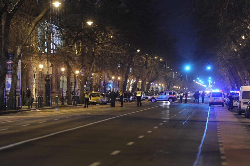 Rendőrségi útzár Budapesten, az Andrássy úton. Az utat azért zárták le, mert ismeretlen csomagot találtak egy OTP-fióknál. MTI Fotó: Lakatos Péter