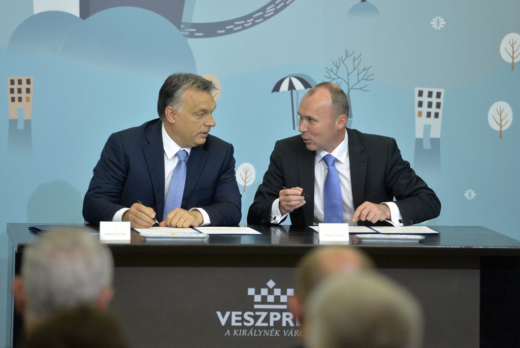 Orbán Viktor miniszterelnök és Porga Gyula polgármester. MTI Fotó: Koszticsák Szilárd