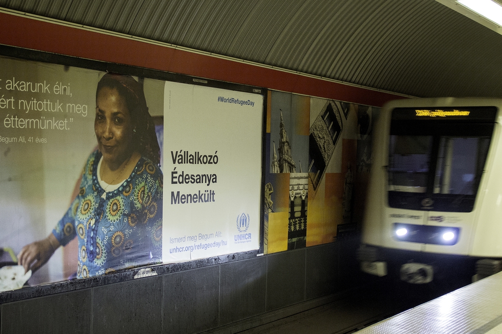 Föld felett gyűlölet, föld alatt együttérzés – az UNICEF plakátja a budapesti metróban FOTÓ: MOLNÁR ÁDÁM